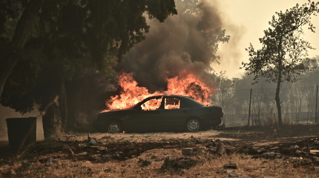 Εφιαλτικές διαστάσεις παίρνει η φωτιά στις Αφίδνες - Εικόνες από την καταστροφική πυρκαγιά