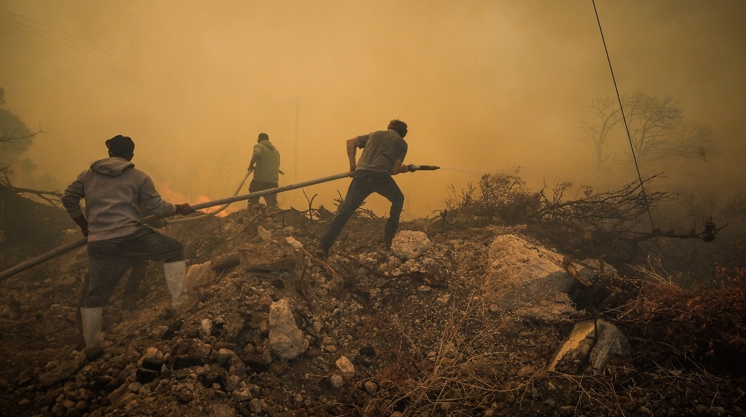 Τεράστιο το μέτωπο στην Εύβοια: Ανεξέλεγκτη η φωτιά, απειλεί κατοικημένες περιοχές 