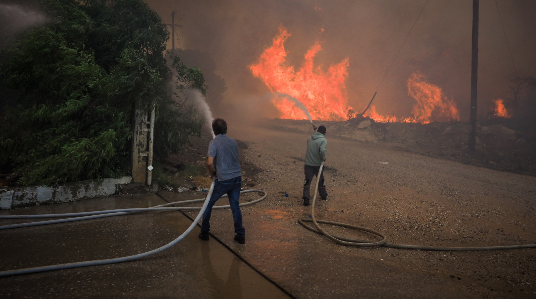 Ανεξέλεγκτα τα δύο μέτωπα της φωτιάς στην Εύβοια - Ανυπολόγιστες καταστροφές