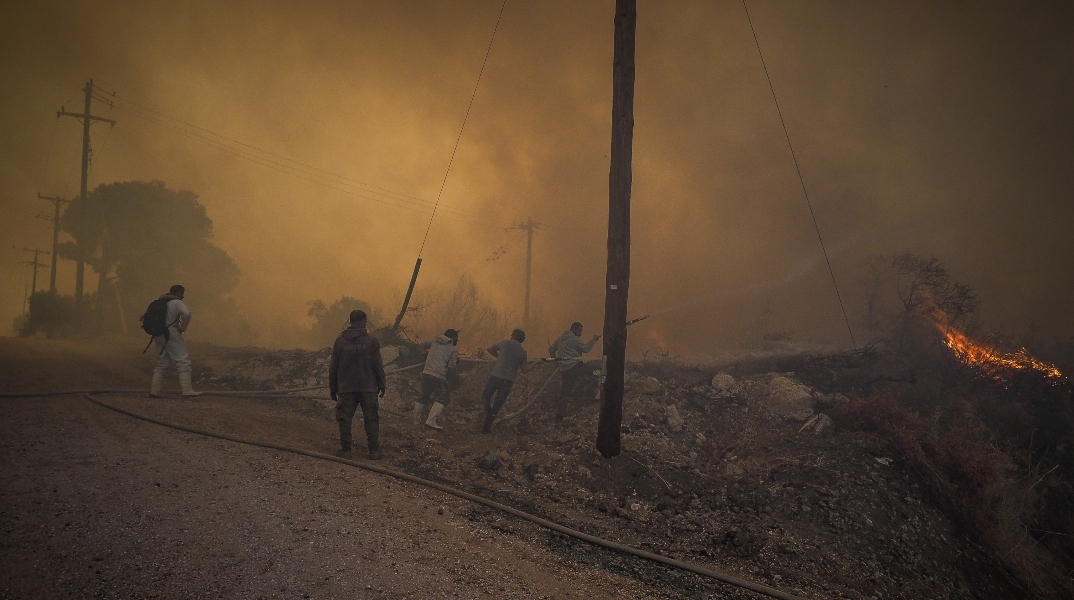 Εκτός ελέγχου η φωτιά στην Εύβοια - Εκκενώνονται οικισμοί, καίγονται γραμμές της ΔΕΗ