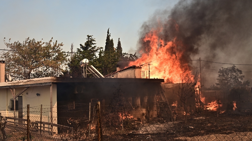 Καίγονται σπίτια στο Κρυονέρι - Ανεξέλεγκτο το μέτωπο της φωτιάς