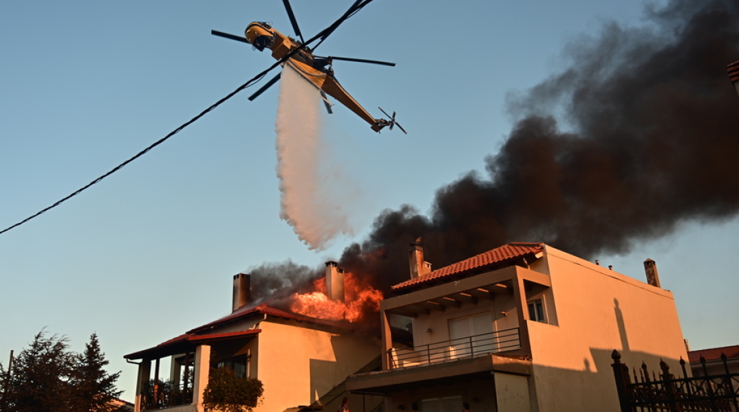Σε απόσταση αναπνοής οι ρίψεις νερού από ελικόπτερο σε φλεγόμενο σπίτι στο Κρυονέρι