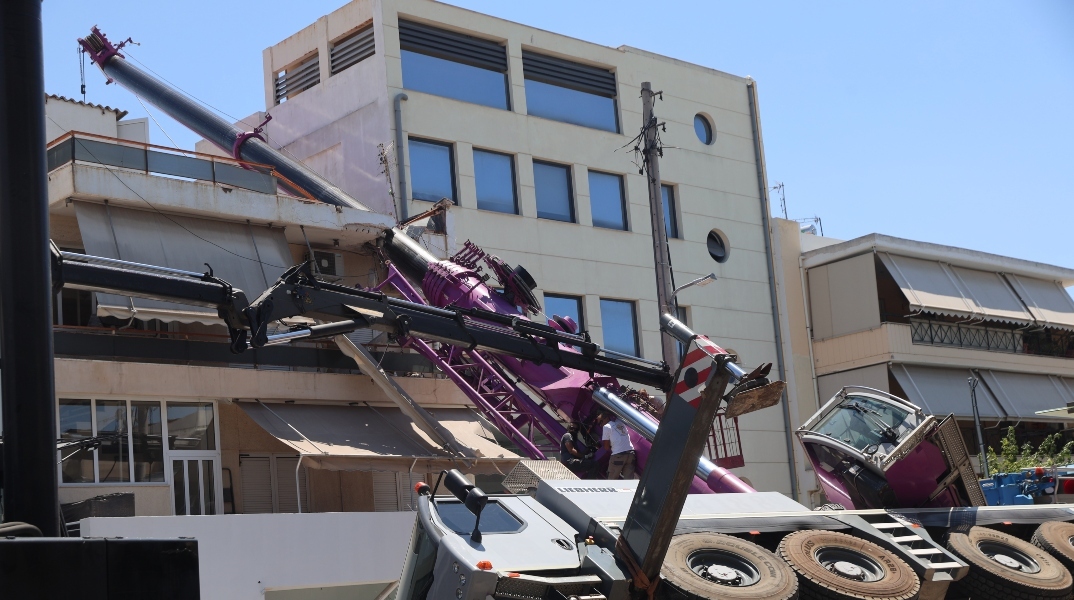 Περιστέρι: «Ήμουν μέσα, θα μπορούσα να είχα σκοτωθεί», λέει η ιδιοκτήτρια του σπιτιού που έπεσε ο γερανός