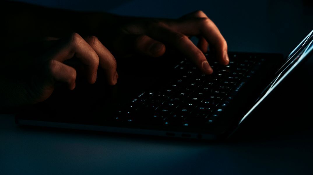 Ισπανία: 17χρονος δημιούργησε γυμνές φωτογραφίες συμμαθητριών του μέσω ΑΙ και τις κοινοποίησε