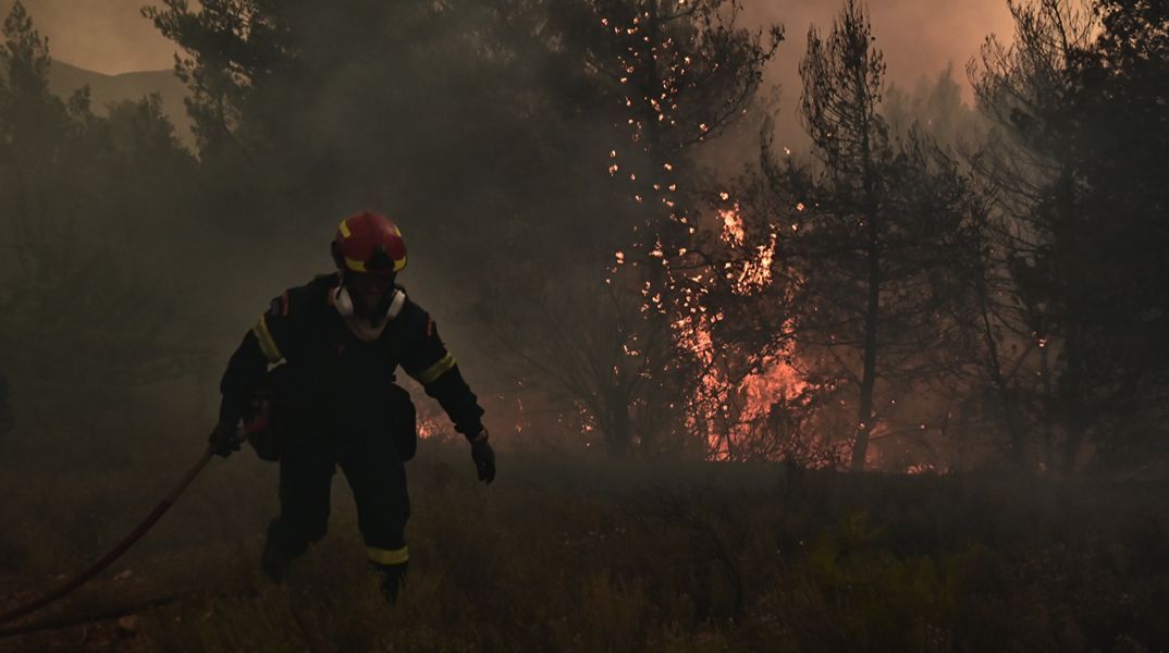 Εκτός ελέγχου η φωτιά στα Κύθηρα: «Κάηκε το μισό νησί, κινδυνεύουν άνθρωποι» - Κατέρρευσε ο δήμαρχος