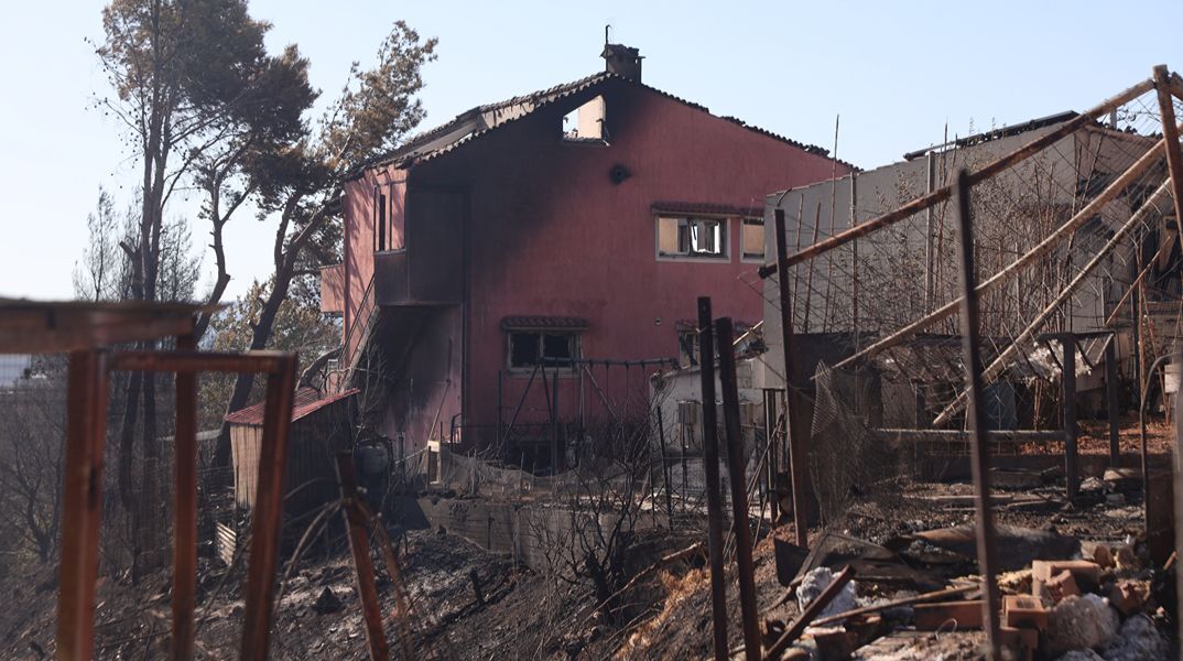 Μαύρο τοπίο στο Κρυονέρι: Η επόμενη μέρα της πυρκαγιάς - Μεγάλες καταστροφές, αποκαρδιωτικές εικόνες