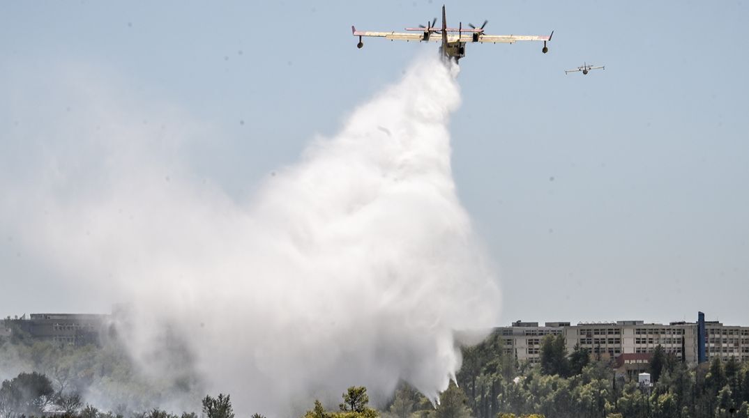 Φωτιά στην Πολυτεχνειούπολη: Εθελοντές πυροσβέστες βρήκαν μπιτόνι με λάδια μηχανής στο δάσος