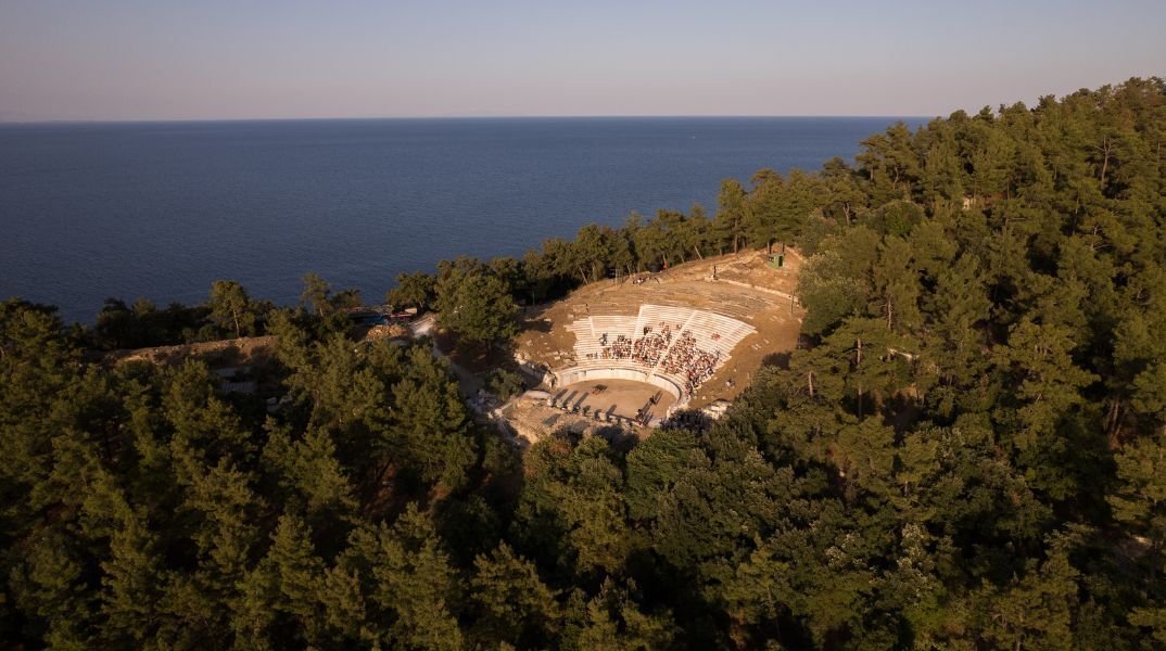 Μετά από 14 χρόνια, το αρχαίο θέατρο της Θάσου επανέρχεται στη ζωή, πλήρως αποκαταστημένο, φιλοξενώντας ξανά πολιτιστικές εκδηλώσεις.