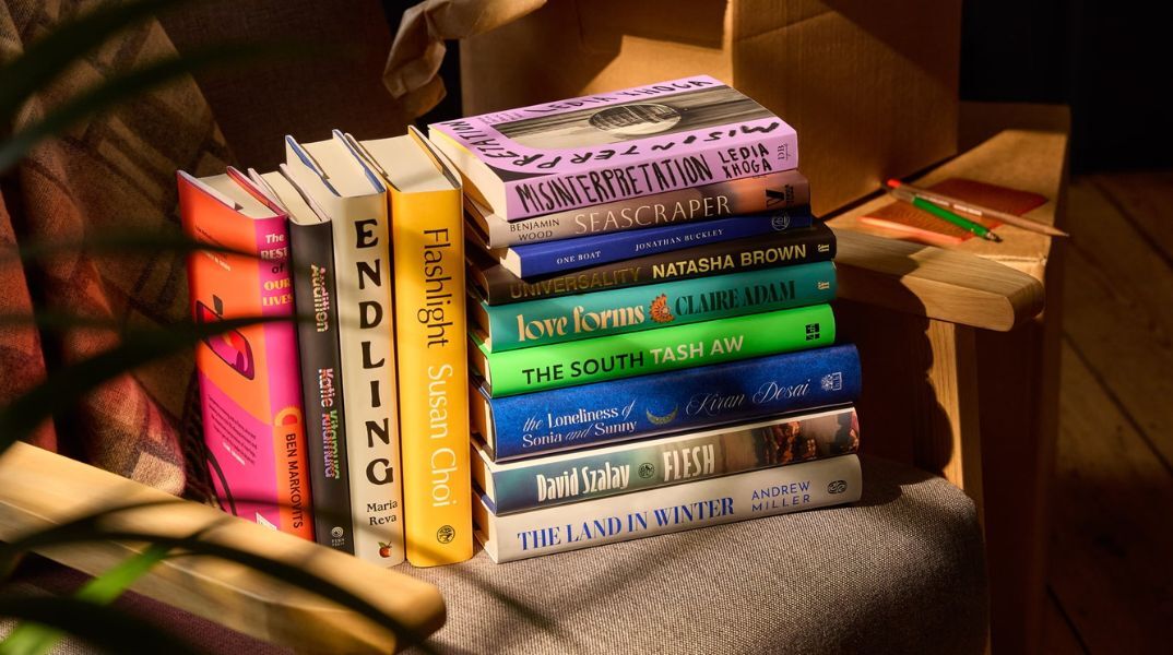 Ανακοινώθηκε η μακρά λίστα του Βραβείου Μπούκερ 2025 - Περιλαμβάνει συγγραφείς από εννέα διαφορετικές εθνικότητες - Η Σάρα Τζέσικα Πάρκερ στην κριτική επιτροπή 