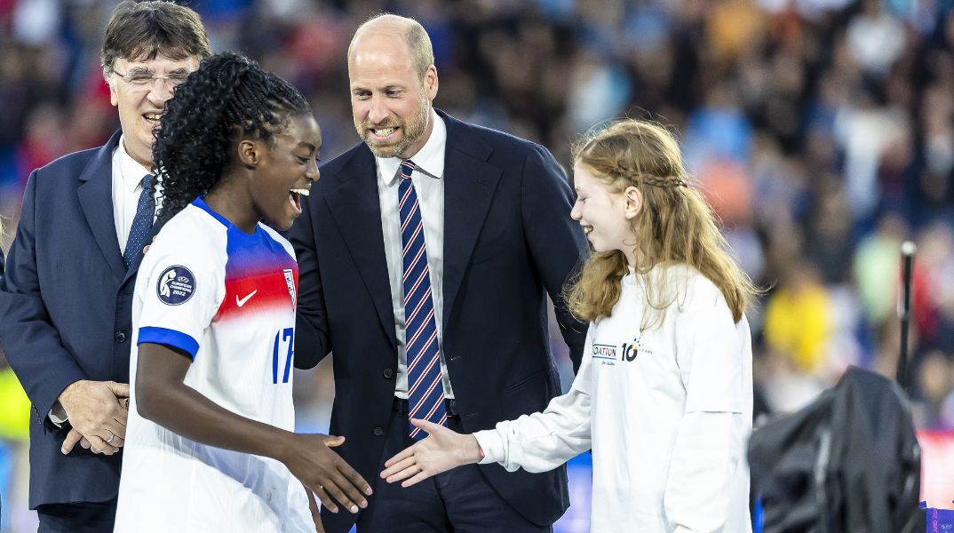 Η 12χρονη Γκρέτα, με σύνδρομο Dravet, στάθηκε δίπλα στον πρίγκιπα Ουίλιαμ στην απονομή του Euro Γυναικών 2025 και συγκίνησε το κοινό με την παρουσία της.