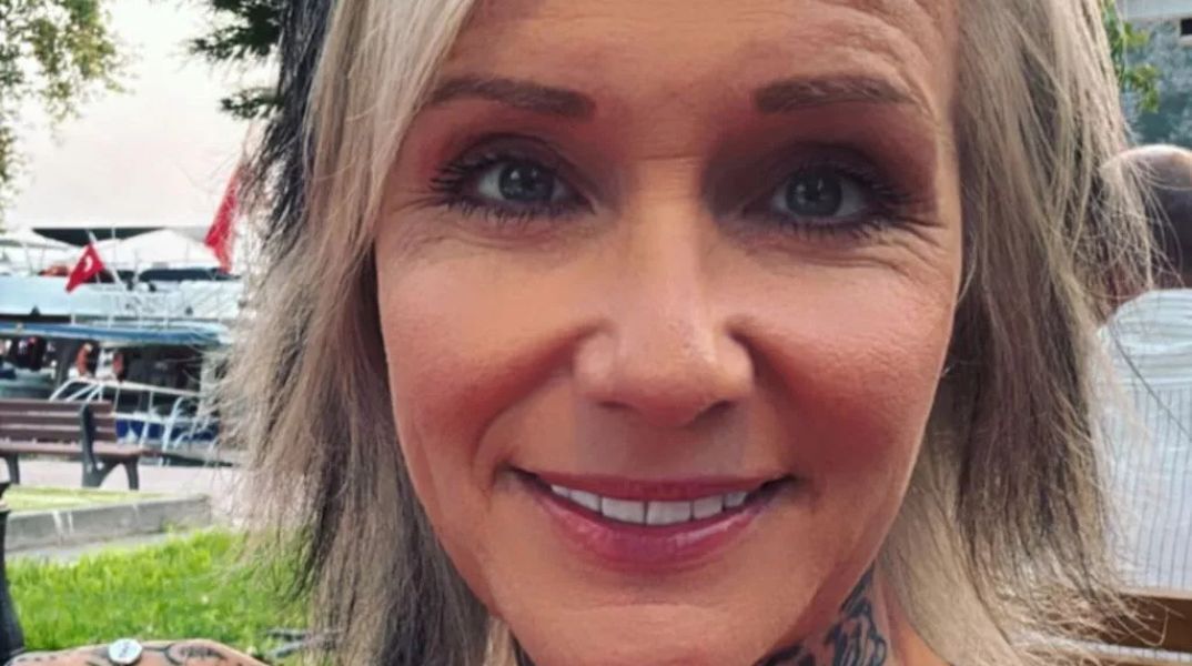 Η Βρετανίδα κωμικός Τσέρις Νέλμς συνελήφθη στην Τουρκία αφού ξέχασε να πληρώσει στη Zara - Αντιμετωπίζει 3 χρόνια φυλάκιση και δεν μπορεί να φύγει από τη χώρα.