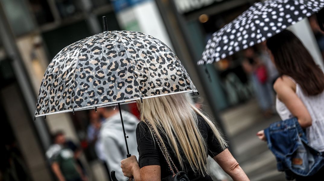 Καιρός: Άνοιξαν οι ουρανοί στην Αττική: Πλημμύρισαν δρόμοι - Πού θα βρέξει τις επόμενες ώρες