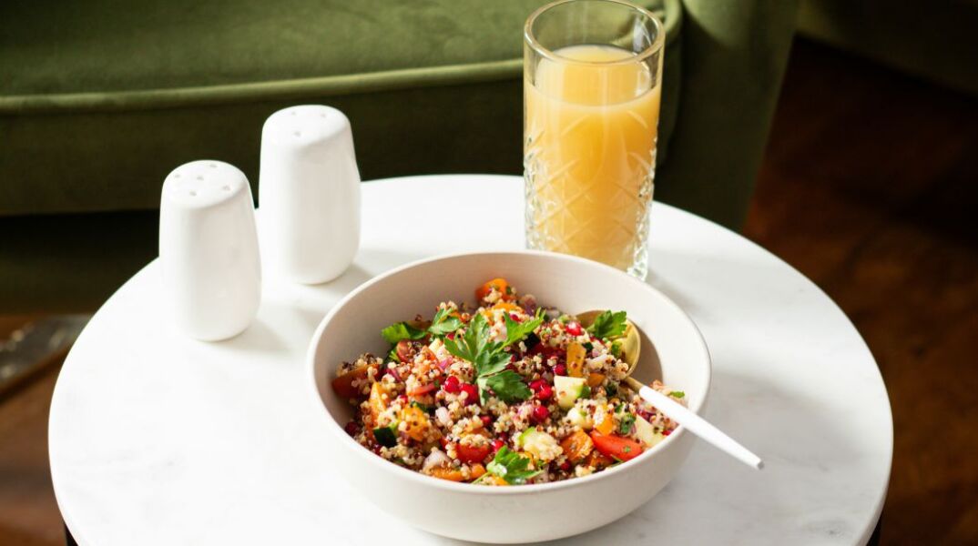 Σαλάτα με κινόα, ντομάτα και μοτσαρέλα