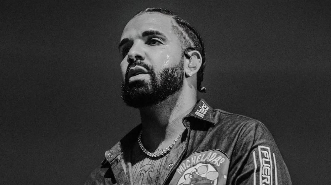 Ο Καναδός ράπερ Drake αποκάλυψε στη σκηνή λεπτομέρειες για τη σύλληψη του γιου του, προκαλώντας αμηχανία στους θαυμαστές του