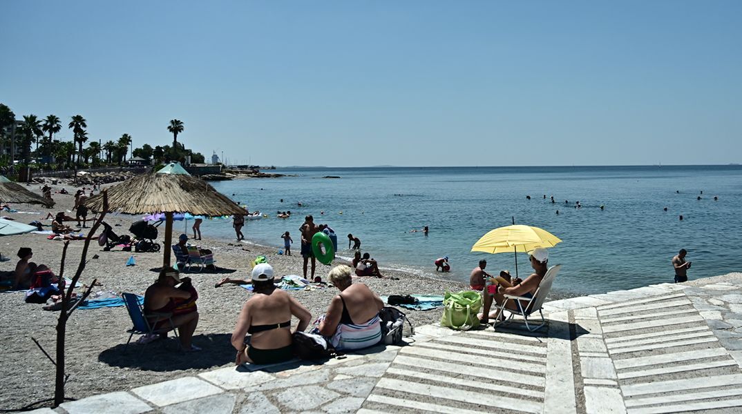 Παλαιό Φάληρο: Η στιγμή που η γυναίκα πετά το καρότσι με το κοριτσάκι - Ενδείξεις ότι ήταν ήδη νεκρό 