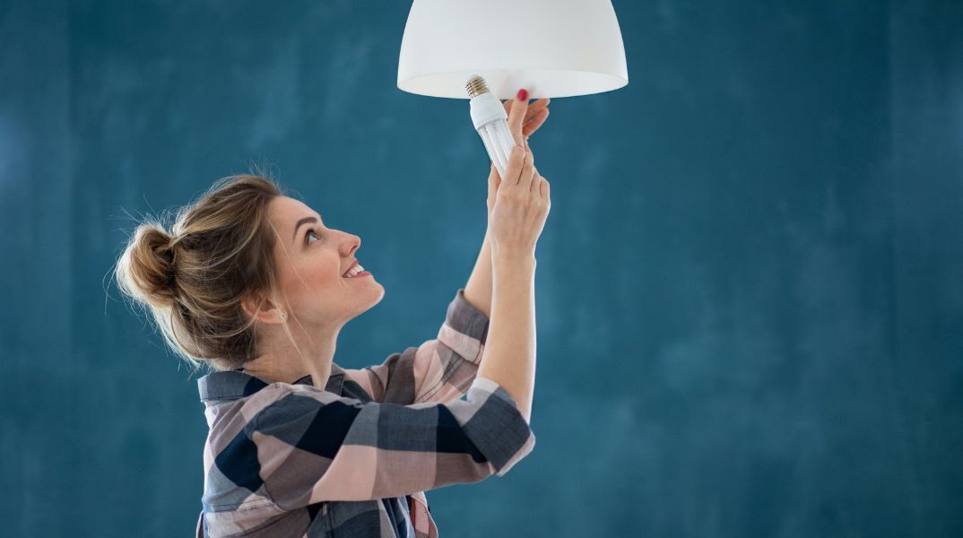 Μειώσεις στα τιμολόγια της ΔΕΗ για τον Αύγουστο, με εκπτώσεις σε πράσινα, κίτρινα και μπλε προγράμματα, παρά την άνοδο στη χονδρική.