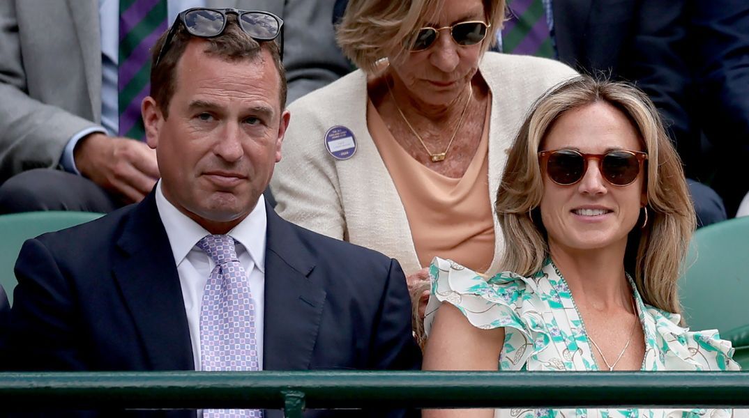 Ο Πίτερ Φίλιπς, ανιψιός του βασιλιά Καρόλου, αρραβωνιάστηκε τη νοσηλεύτρια Χάριετ Σπέρλινγκ - Η βασιλική οικογένεια έδωσε την ευχή της