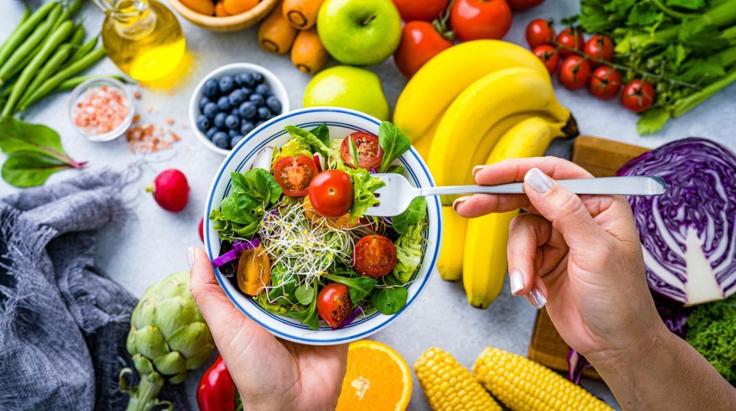 Επιστήμονες από τη Σουηδία υποστηρίζουν ότι μια υγιεινή διατροφή μπορεί να επιβραδύνει τη συσσώρευση χρόνιων παθήσεων στους ηλικιωμένους.