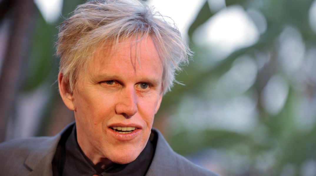 Ο ηθοποιός Γκάρι Μπιούζι παραδέχθηκε την ενοχή του για σεξουαλική επίθεση το 2022 - Αντιμετωπίζει ποινή έως 5 έτη επιτήρησης και έχει ποινικό μητρώο.