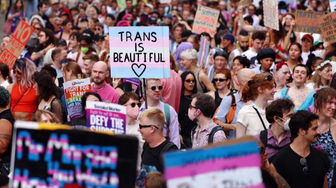 ΗΠΑ: 16 πολιτείες μηνύουν την κυβέρνηση Τραμπ για να προστατεύσουν τις θεραπείες υγειονομικής περίθαλψης των τρανς εφήβων από απαγορεύσεις και διώξεις.