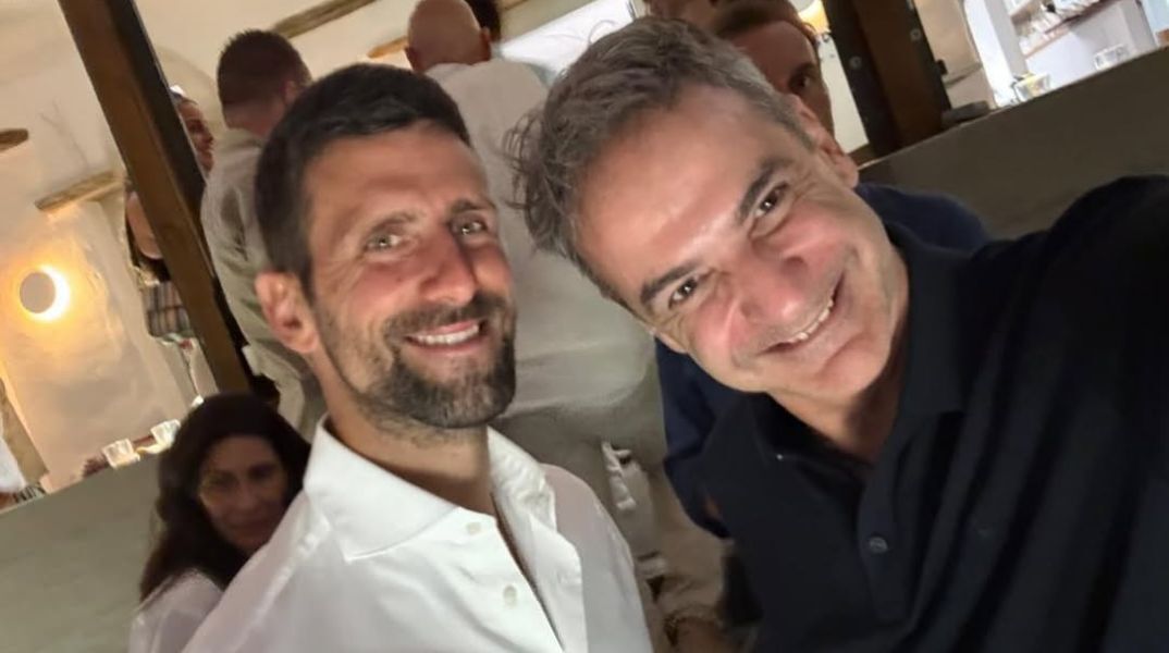 Μητσοτάκης και Τζόκοβιτς βρέθηκαν στην Τήνο και προσκύνησαν μαζί τη Μεγαλόχαρη, με δεκάδες παρευρισκόμενους να τους αναγνωρίζουν και να τους χαιρετούν