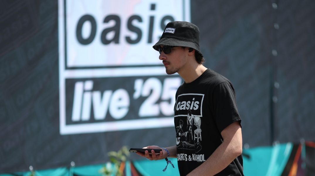 Ρεκόρ κατανάλωσης μπίρας από το κοινό των Oasis: 250.000 πίντες ανά βραδιά στο Γουέμπλεϊ, ξεπερνώντας Coldplay και Τέιλορ Σουίφτ σε πωλήσεις.