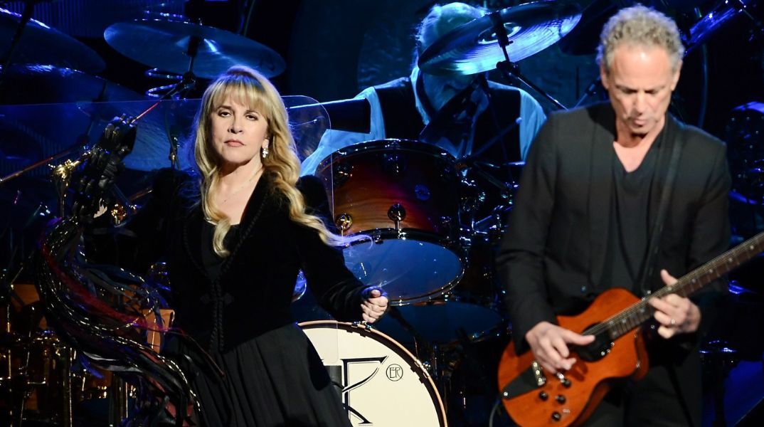 Η Στίβι Νικς ακυρώνει τις συναυλίες Αυγούστου-Σεπτεμβρίου λόγω κατάγματος στον ώμο - H τραγουδίστρια των Fleetwood Mac χρειάζεται χρόνο ανάρρωσης