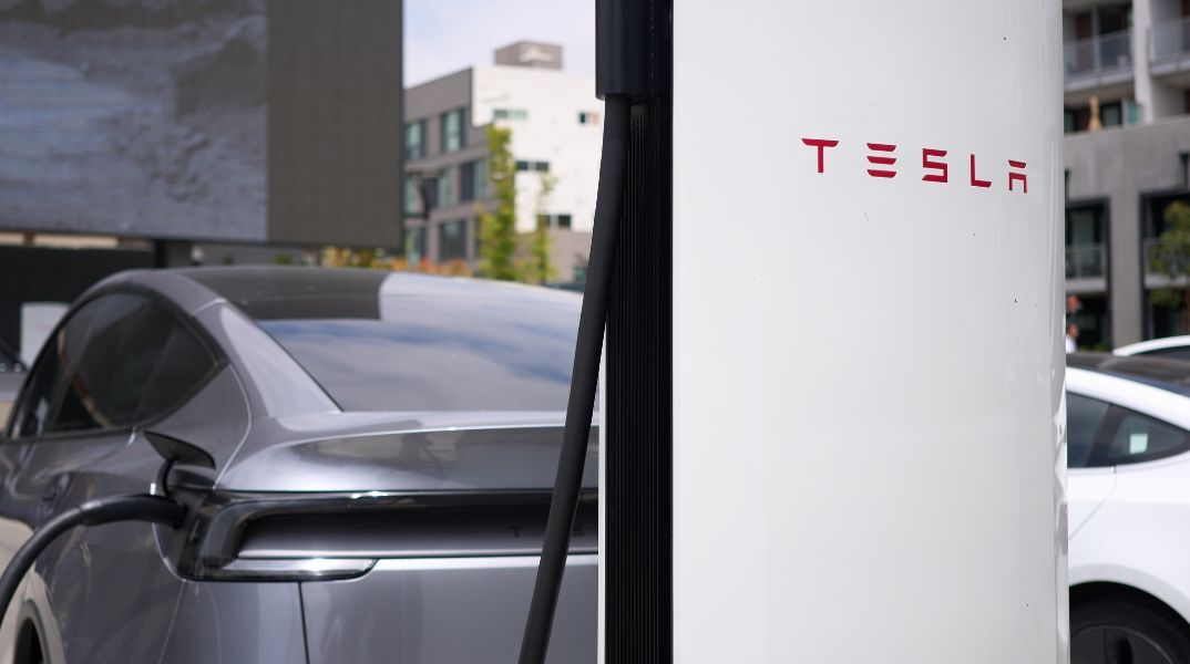 Η Tesla καταδικάστηκε να πληρώσει 329 εκατ. δολάρια για δυστύχημα με το Autopilot - Κρίθηκε υπεύθυνη κατά 33% - Φόβοι για νέο κύμα αγωγών.