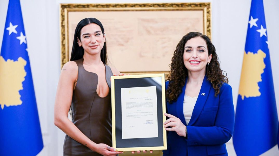 Η Ντούα Λίπα απέκτησε την υπηκοότητα του Κοσόβου - «Ευγνώμων για την τιμή», δήλωσε η τραγουδίστρια που μεγάλωσε στην Πρίστινα.