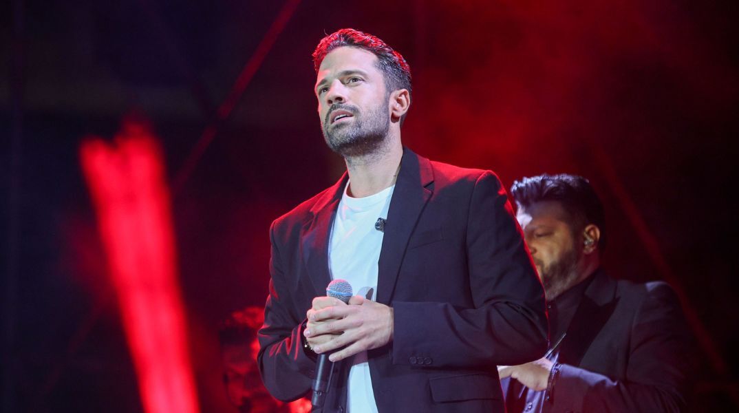 Συνεργάτης του Κωνσταντίνου Αργυρού σκοτώθηκε σε τροχαίο δυστύχημα - Αναβλήθηκε η συναυλία του στην Πρέβεζα - Η ανακοίνωσή του.