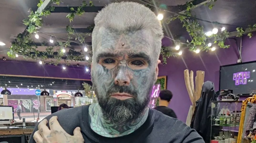 Βρετανία: Ο Μάθιου Γουίλαν δεν αναγνωρίζεται από τα νέα συστήματα επαλήθευσης ηλικίας λόγω των τατουάζ στο πρόσωπό του - Κάνει λόγο για τεχνολογικές διακρίσεις