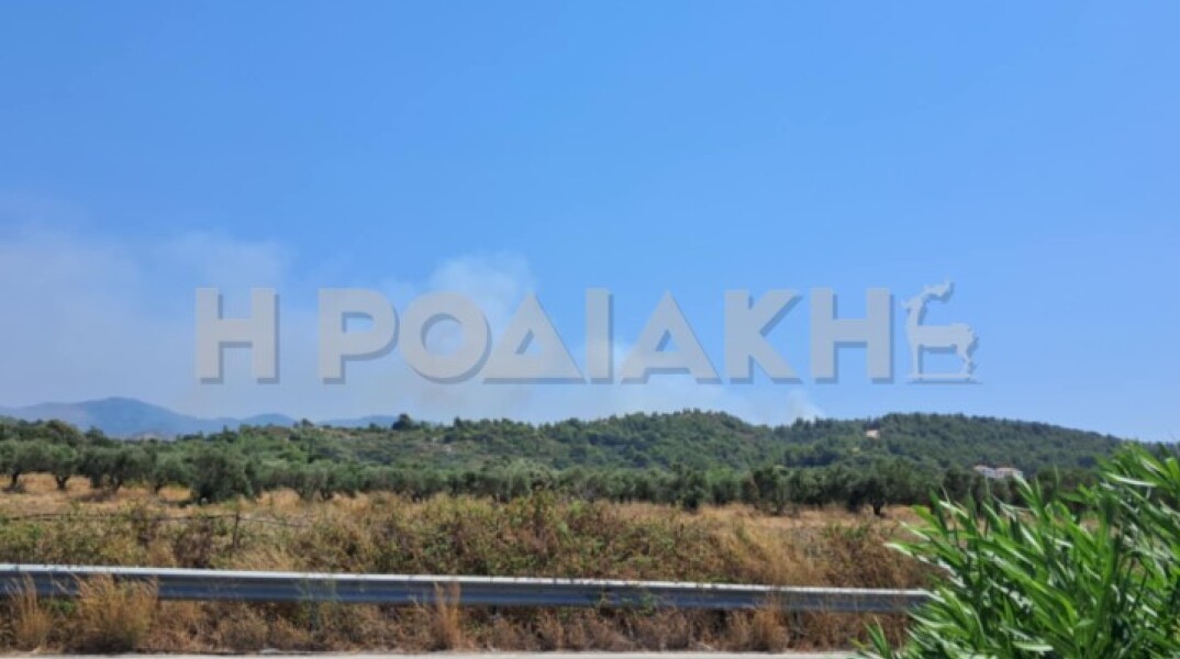 Φωτιά τώρα στη Ρόδο - Καίει περιοχή ανάμεσα σε δύο χωριά