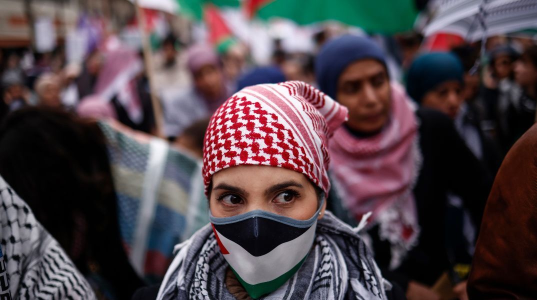 Μια φοιτήτρια από τη Γάζα με υποτροφία στη Γαλλία εγκατέλειψε τη χώρα μετά τον εντοπισμό αντισημιτικών αναρτήσεων - Διακοπή των σχετικών προγραμμάτων υποδοχής.