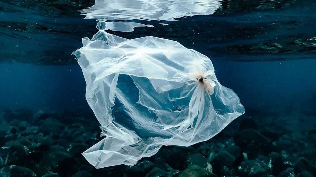 Πλαστική σακούλα στη θάλασσα