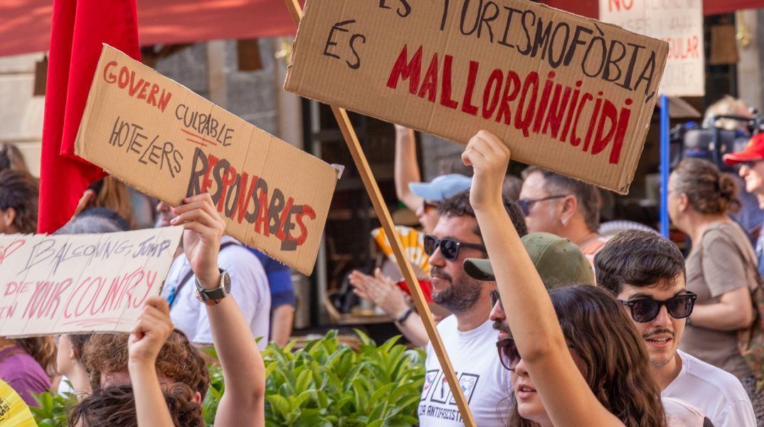 Μείωση έως 40% στις αφίξεις τουριστών στη Μαγιόρκα λόγω διαμαρτυριών κατά του υπερτουρισμού - Κίνδυνος για οικονομία και επιχειρήσεις.