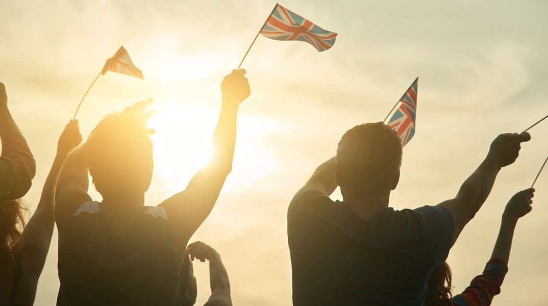 Πολίτες με σημαίες της Βρετανίας