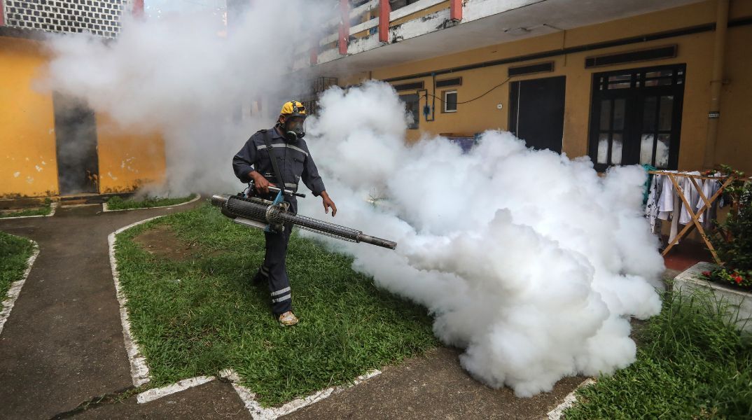 Περισσότερα από 7.000 κρούσματα του ιού τσικουνγκούνια στην Κίνα από τον Ιούλιο προκαλούν πανικό και επαναφορά μέτρων τύπου πανδημίας.