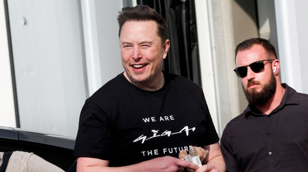 Η Tesla προσφέρει στον Έλον Μασκ μετοχές αξίας 29 δισ. δολαρίων για να παραμείνει CEO, καθώς εντείνεται ο ανταγωνισμός στον τομέα της τεχνητής νοημοσύνης.