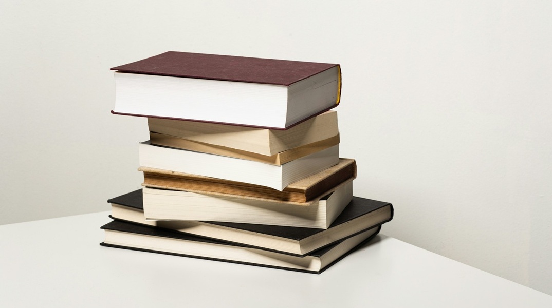 Βιβλία το ένα πάνω από το άλλο