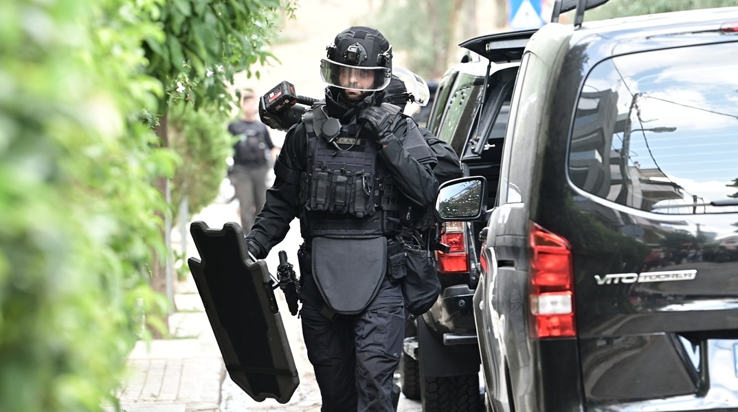 Ισχυρές αστυνομικές δυνάμεις στο σπίτι του Χολαργού