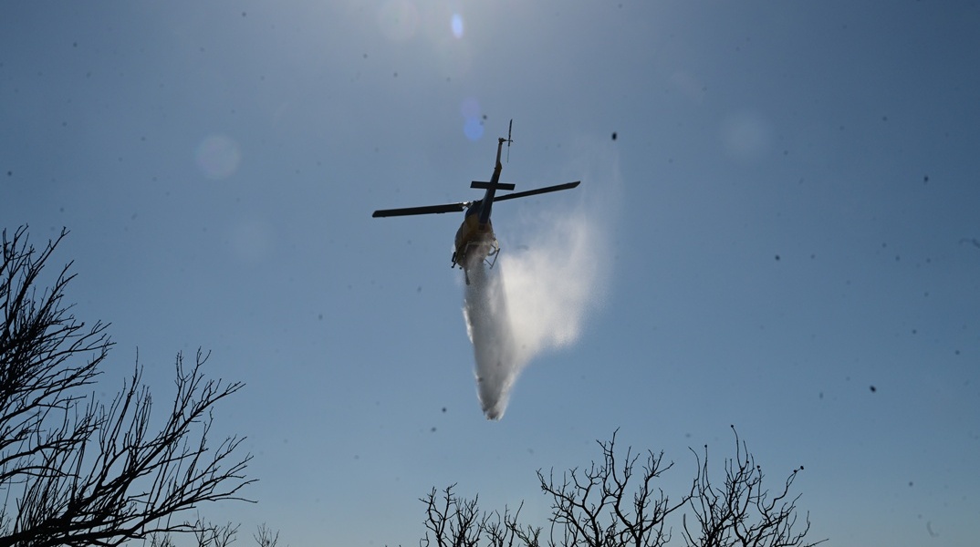 Ελικόπτερο επιχειρεί για την κατάσβεση φωτιάς