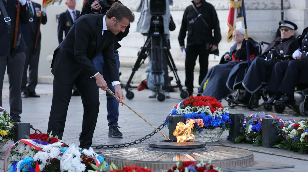 Άγνωστος άναψε τσιγάρο από τη φλόγα του Τάφου του Άγνωστου Στρατιώτη στο Παρίσι - Η Γαλλική κυβέρνηση προχωρά σε δίωξη για προσβολή μνήμης.