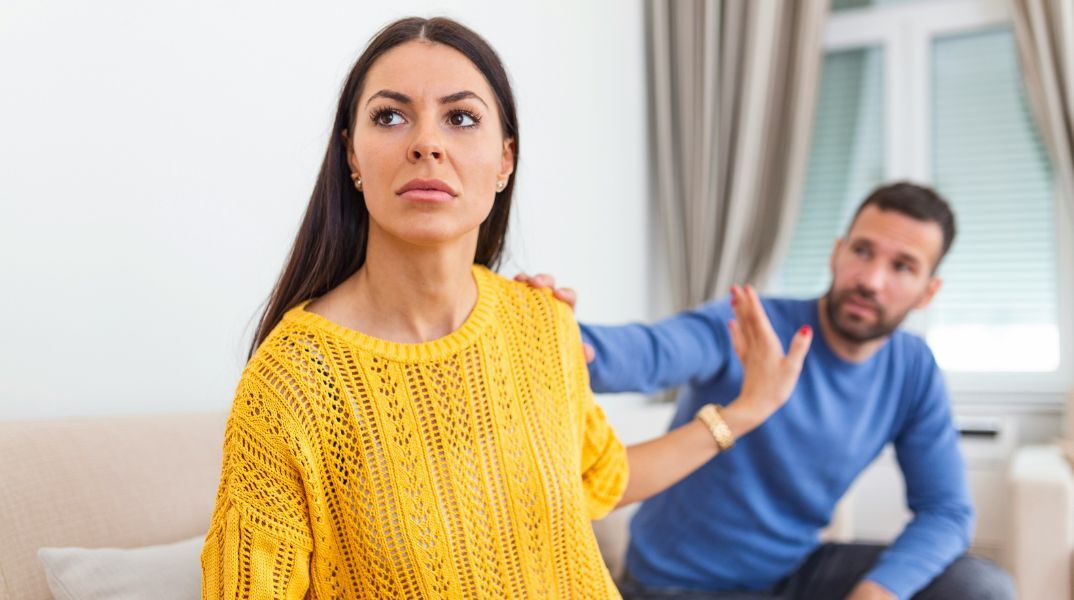 Η ειδικός Ρέιτσελ Μπάουι αποκαλύπτει τη φράση που μπορεί να προλάβει καβγάδες σε μια σχέση και να οδηγήσει σε πιο υγιή, ουσιαστική επικοινωνία.