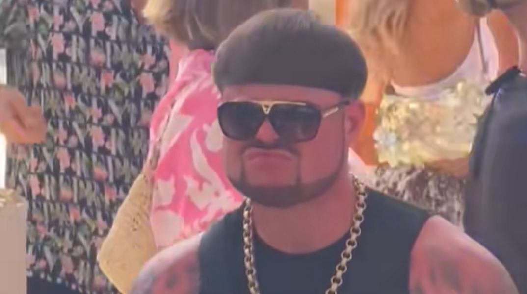 Ο άνδρας με το viral κούρεμα στην Ίμπιζα αποκαλύφθηκε: Είναι ο Τζακ Κέι από το Νιούκαστλ - «Έρχεται μεγάλη ανακοίνωση», λέει στους fans του