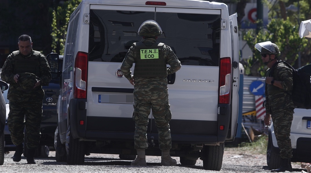 Κλιμάκιο ΤΕΝΞ στο σημείο όπου βρέθηκε στρατιωτικό βλήμα