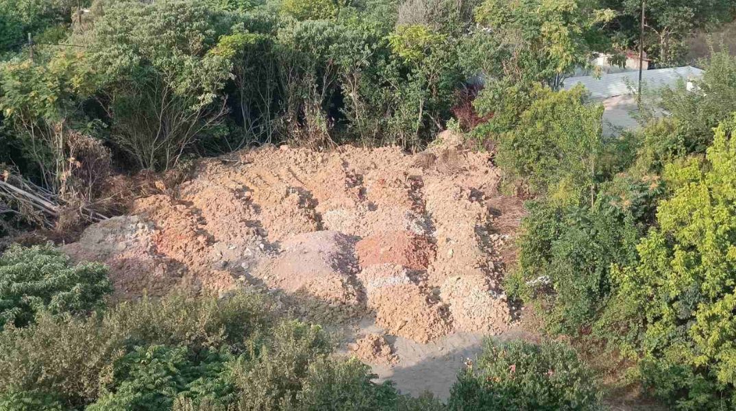 Θεσσαλονίκη: Συνελήφθησαν δύο άτομα για παράνομη απόρριψη 900 τόνων μπαζών, προκαλώντας περιβαλλοντική ρύπανση και αλλοίωση γεωτεμαχίου στη δυτική πλευρά.