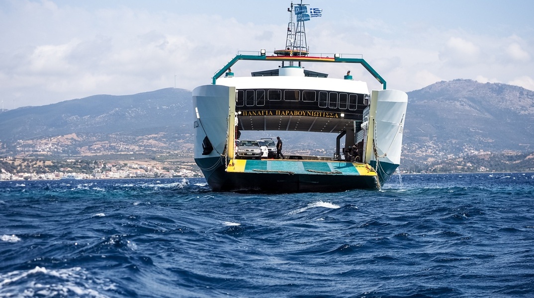 Το φέρι μποτ που έχει προσαράξει στα Νέα Στύρα