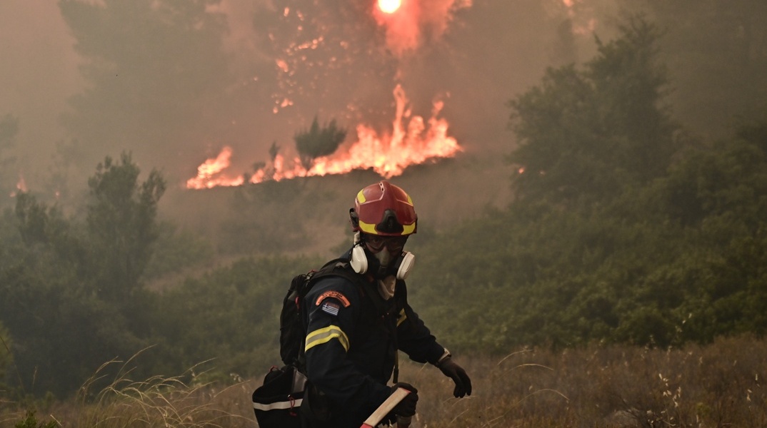 Πυροσβέστης επιχειρεί για την κατάσβεση φωτιάς