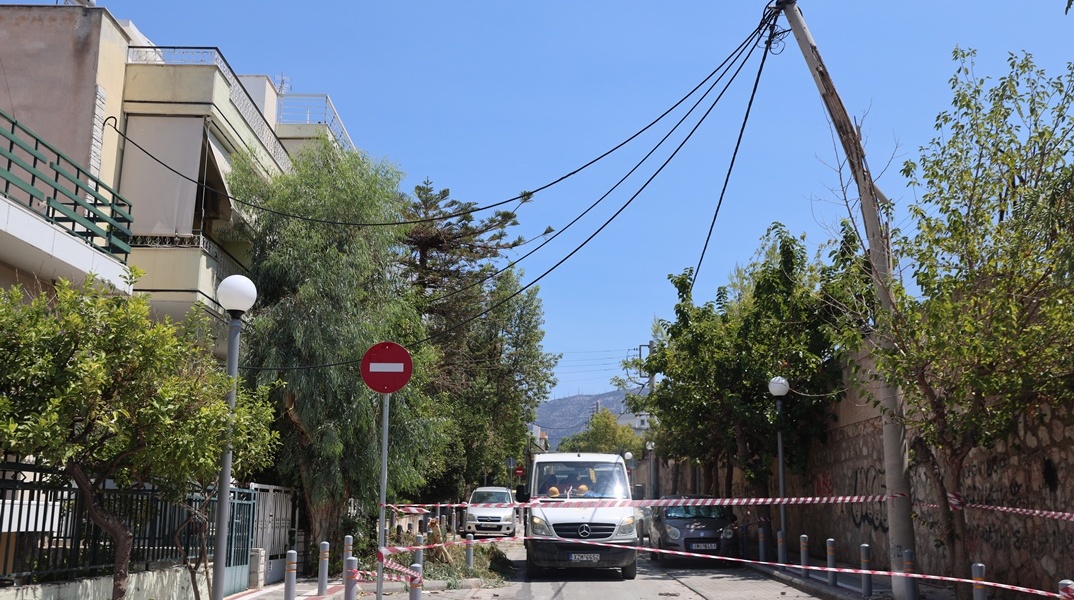Υμηττός: Έσπασε τσιμεντένια κολώνα ηλεκτροδότησης λόγω των ισχυρών ανέμων