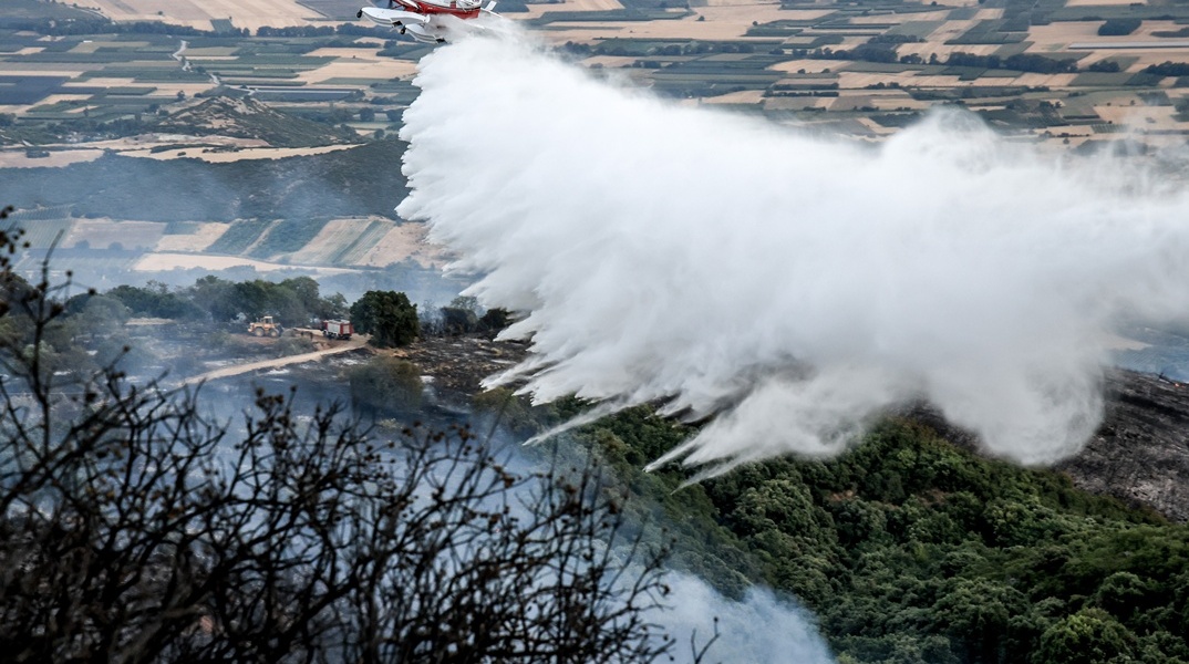 Πυροσβεστικά επιχειρούν για την κατάσβεση φωτιάς